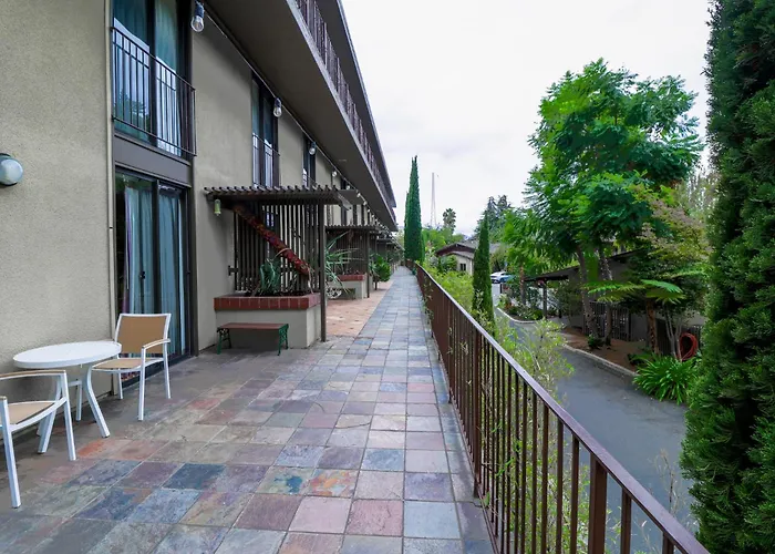 Dinah'S Garden Hotel